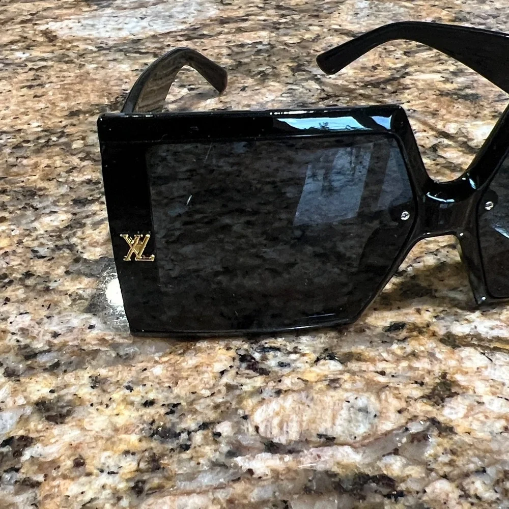 BRAND NEW Auth. LV Black Designer sunglasses 🕶️ read caption - Picture 5 of 11